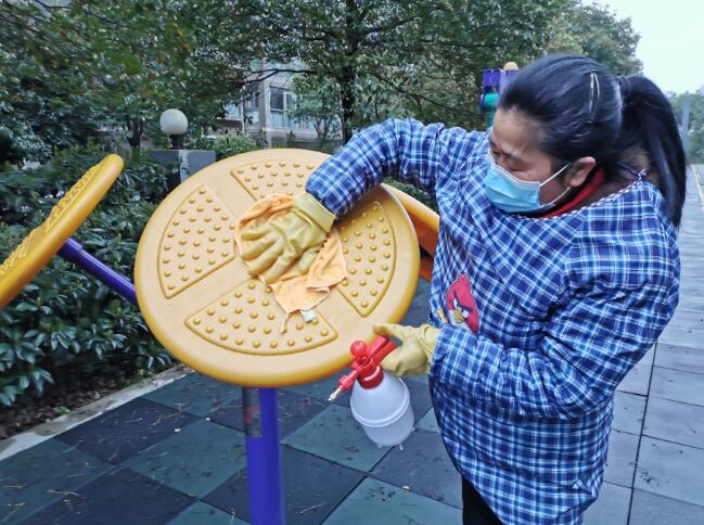 平凡的(de)崗位 不(bù)凡的(de)堅守——雅境物業保潔員龍又順