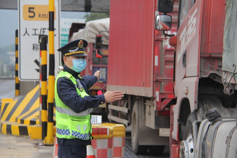 王珏在(zài)車道(dào)保暢.jpg