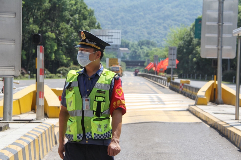 王珏在(zài)現場值守.jpg