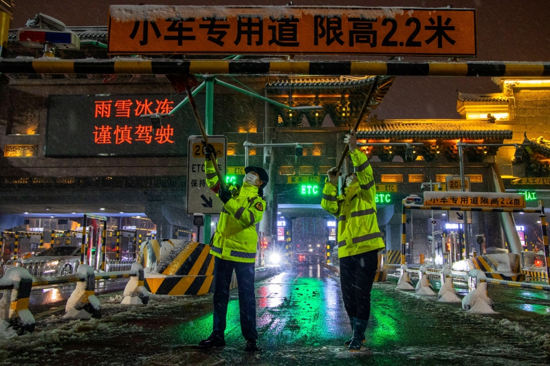 長沙收費站工作人(rén)員清除收費廣場上(shàng)的(de)積雪  （周全攝）