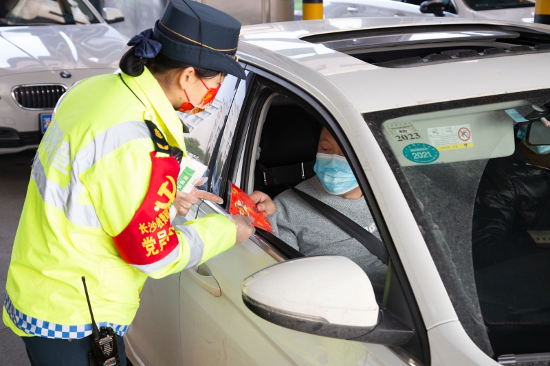 長沙收費站志願者向乘客贈送中國(guó)紅口罩  （周全攝）
