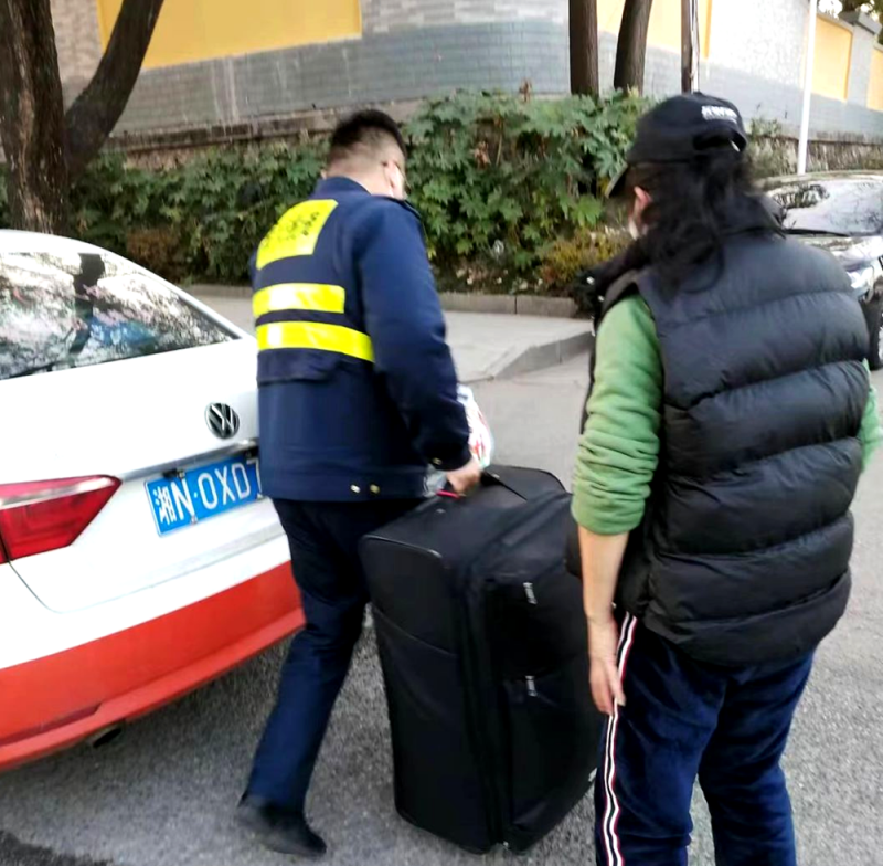 幫助被甩客的(de)外出(chū)務工人(rén)員.png