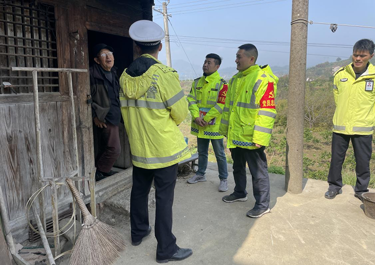 黨員先鋒聯合交警走進群衆宣傳安全知識.png