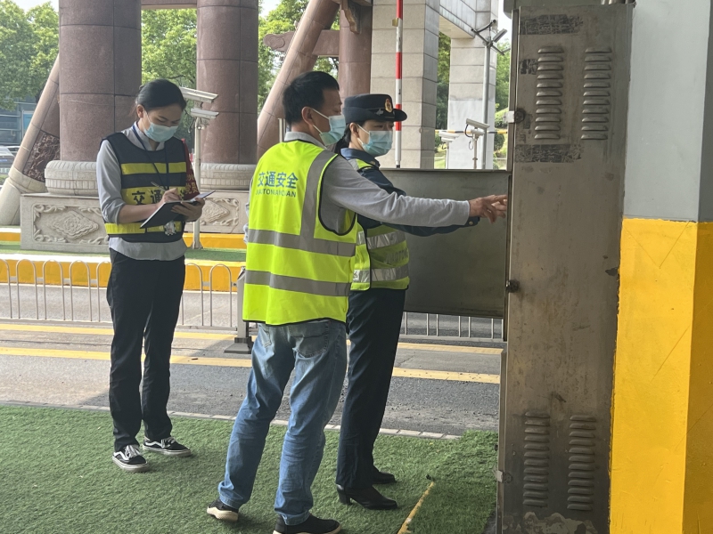 圖片2：排查現場配電箱隐患.jpg