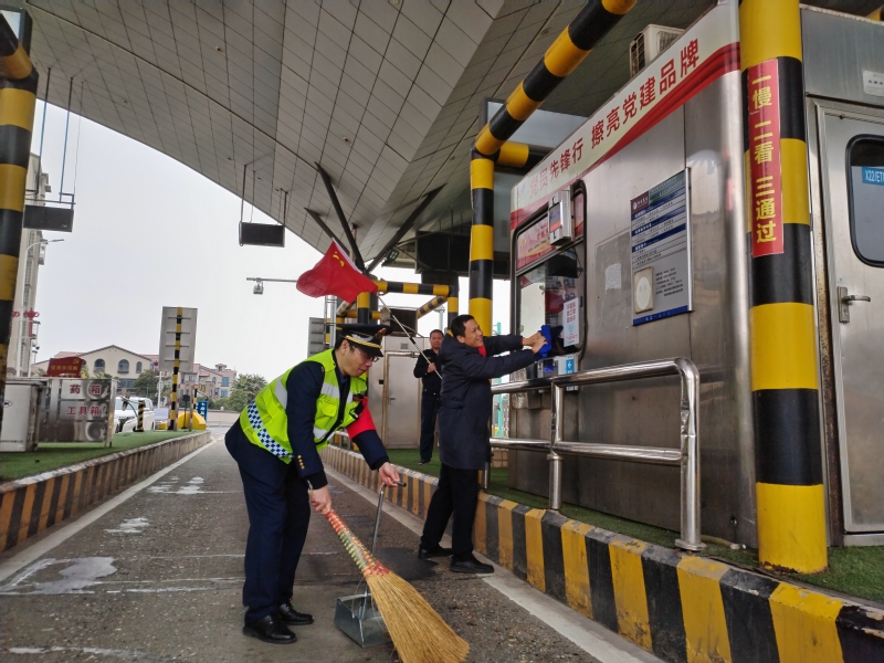 黨員清掃車道(dào)（圖3）.jpg