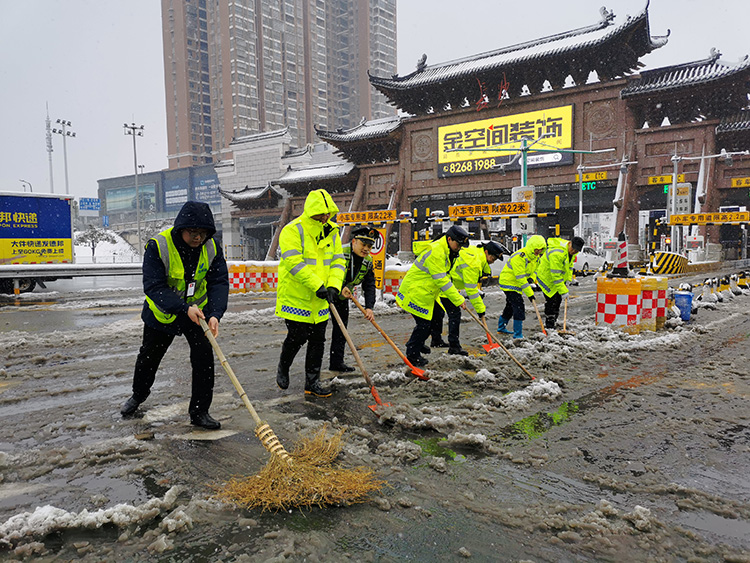 12.長沙收費站組織工作人(rén)員在(zài)收費廣場除冰掃雪.jpg