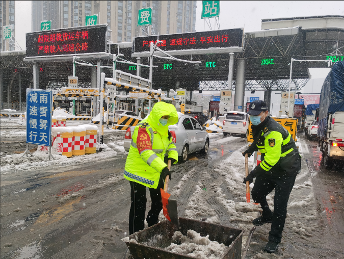 8.雨花收費站清除車道(dào)積雪.png