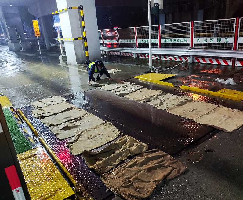 11.長沙收費站在(zài)收費車道(dào)鋪設麻袋防止車輛打滑.png