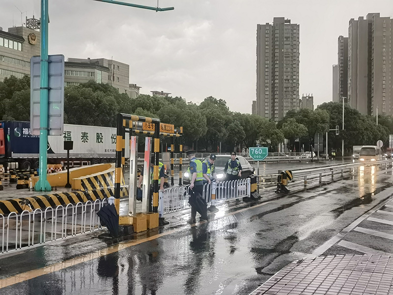 退水後 ，恢複隔離欄杆.jpg