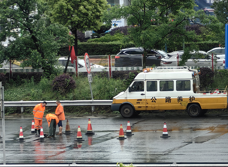 圖6   養護人(rén)員勘查現場鼓包路面.jpg