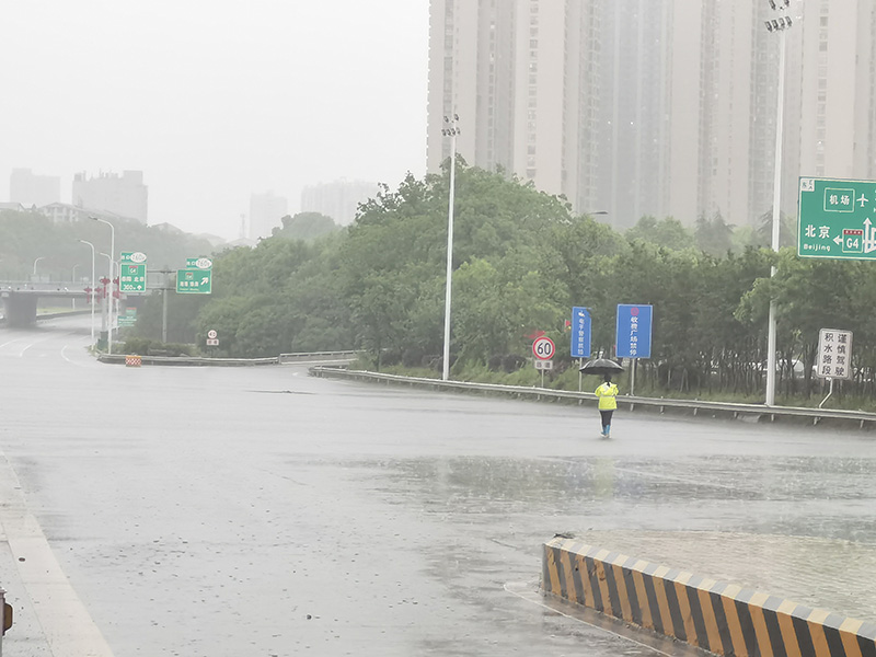 圖3   站長查看内廣場水勢.jpg