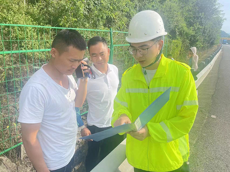 圖片2溆浦養護路産管理所路管員對耐心司乘人(rén)員講解救援政策.jpg