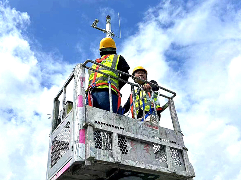 圖片4 懷化分公司機電維護員頭頂烈日在(zài)高空檢修作業.jpg