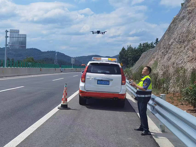 圖片6沅辰運管中心路管員利用無人(rén)機對沿線邊坡隐患進行排查.jpg