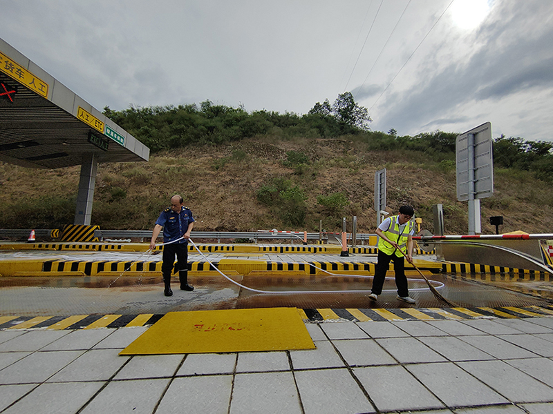圖片8 芷江運管中心負責人(rén)帶領員工沖洗車道(dào).jpg