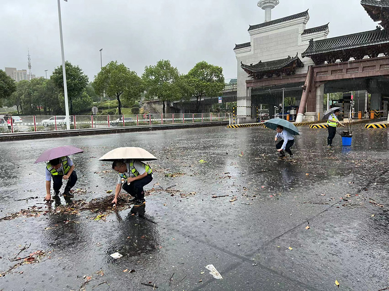 圖3   退水後，在(zài)崗人(rén)員徒手清理垃圾.jpg