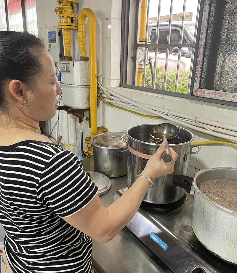 圖6  後勤人(rén)員熬制防暑涼茶.jpg