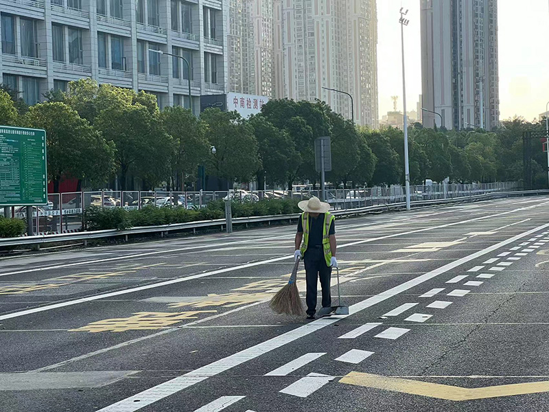 圖5  清晨  保潔人(rén)員清掃現場衛生.jpg