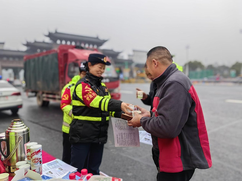 團員青年們爲(wéi / wèi)過往司乘送姜茶.jpg