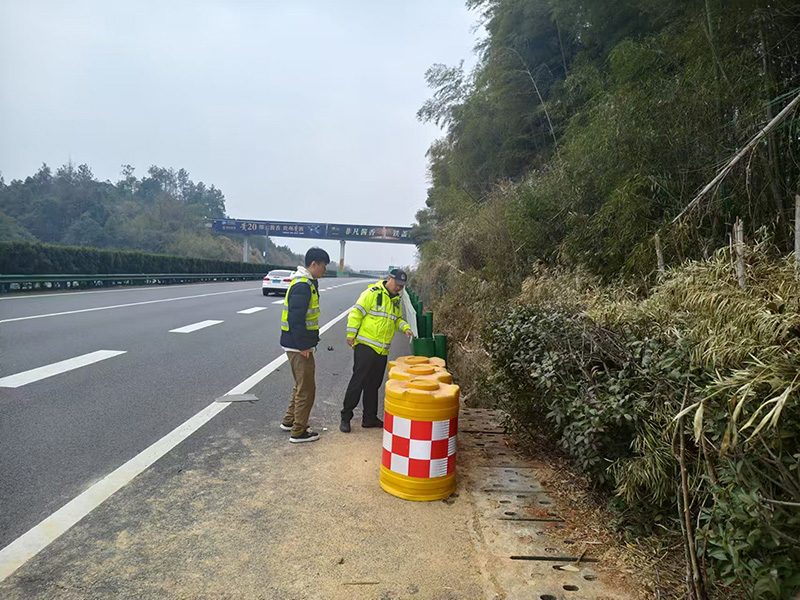 長沙養護路産安全管理所聯合轄區交警對轄區重點路段，開展春運前安全隐患排查.jpg