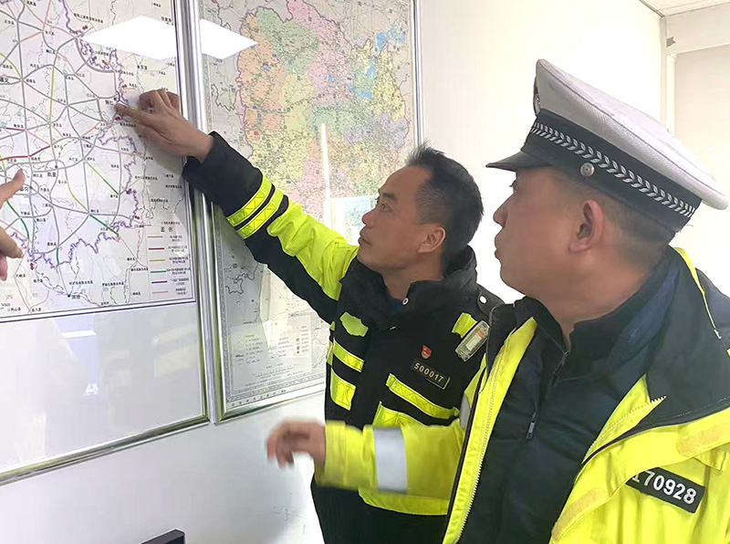芷江運管中心聯合轄區高速交警對路網通行狀态進行研判.jpg