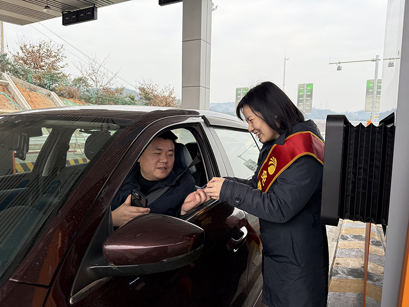 沅辰運管中心熱心爲(wéi / wèi)過往司乘辦理ETC.jpg