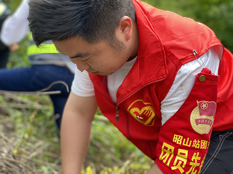 6.團員除草，公益先行。用雙手拔除雜草，用愛心美化環境。.jpg