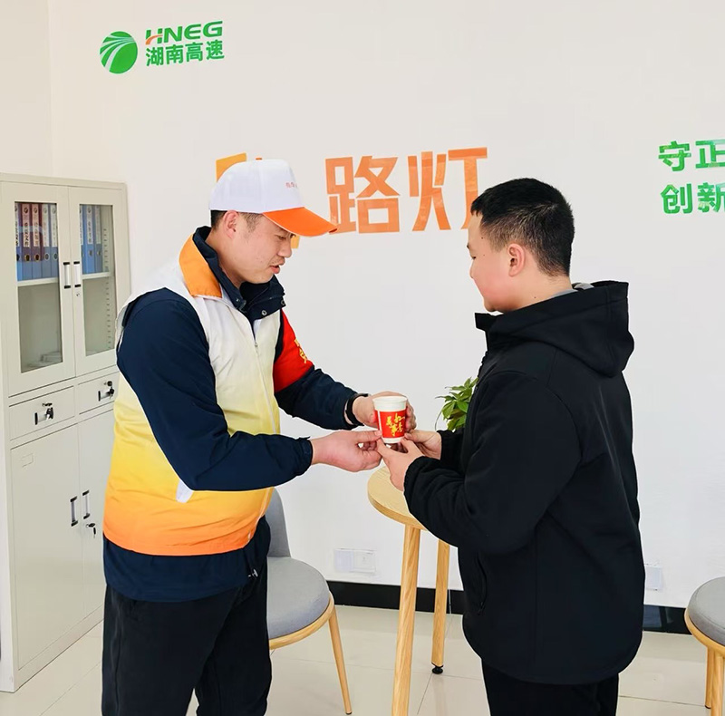 8.”路燈驿站“迎來(lái)的(de)第一(yī / yì ／yí)位司乘人(rén)員，站内志願熱情提供服務.jpg